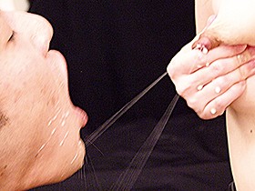 （赤ちゃんの分がなくなっちゃう…）気持ち良すぎて敏感オッパイから母乳が止まらない！産後に感度が上がった母乳ママさん　サンプル画像09